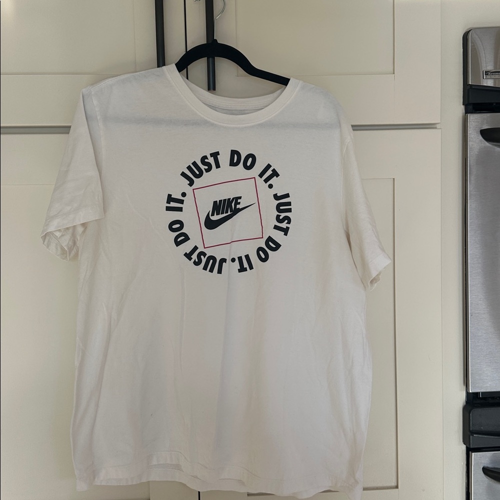 Nike Sportswear Just Do It Circle Logo Graphic Tee Shirt - Picture 6 of 9